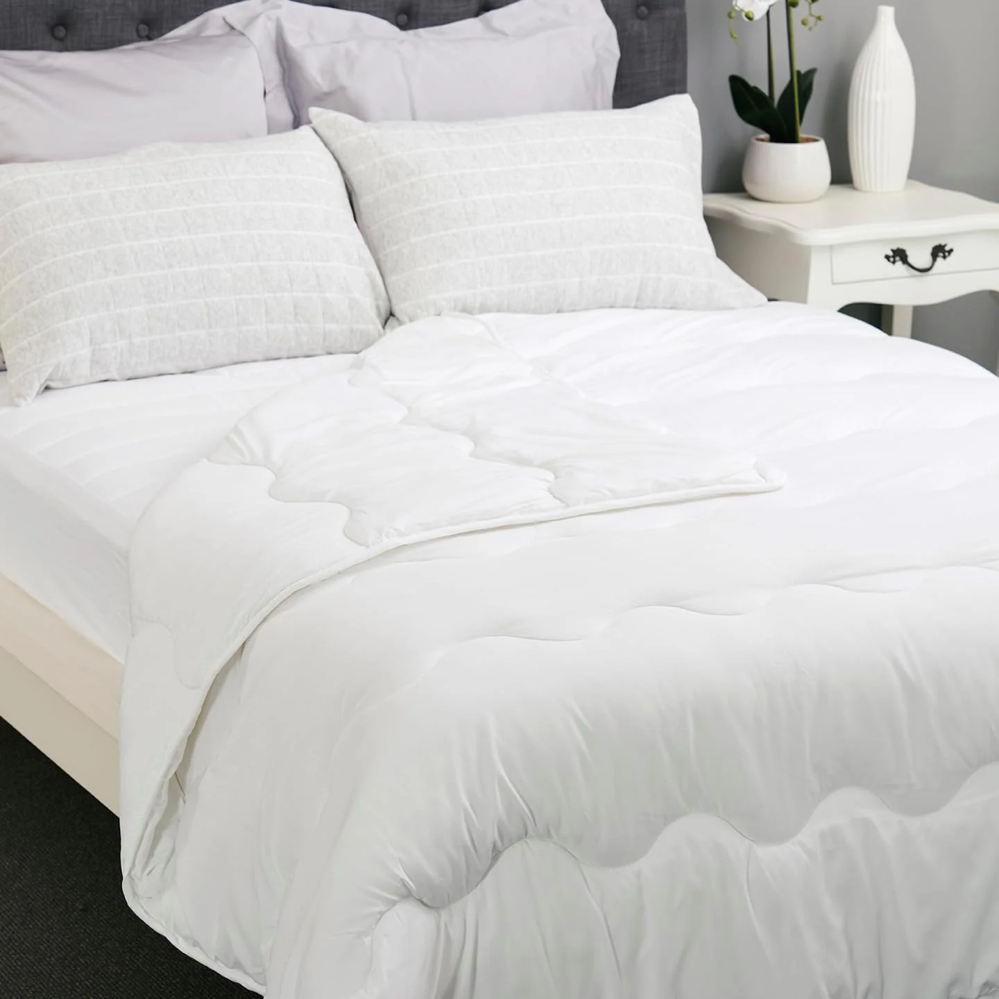 Allergy Plus Stain Ease Medium Weight Quilt - All Seasons - Image 2